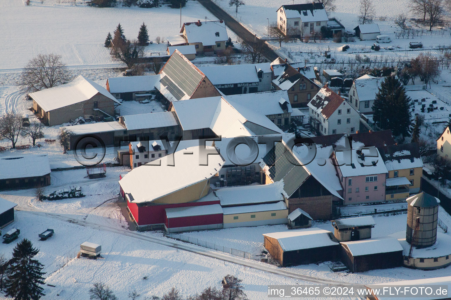 Vue aérienne de Système photovoltaïque rotatif enneigé en hiver sur une écurie à le quartier Deutschhof in Kapellen-Drusweiler dans le département Rhénanie-Palatinat, Allemagne