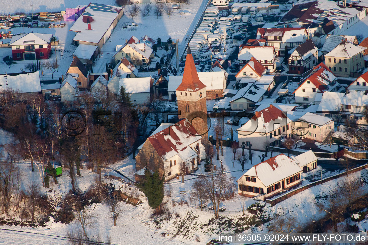 Vue aérienne de Église protestante à Minfeld dans le département Rhénanie-Palatinat, Allemagne