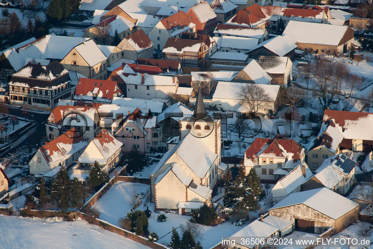 Vue aérienne de Catholique Église à Minfeld dans le département Rhénanie-Palatinat, Allemagne