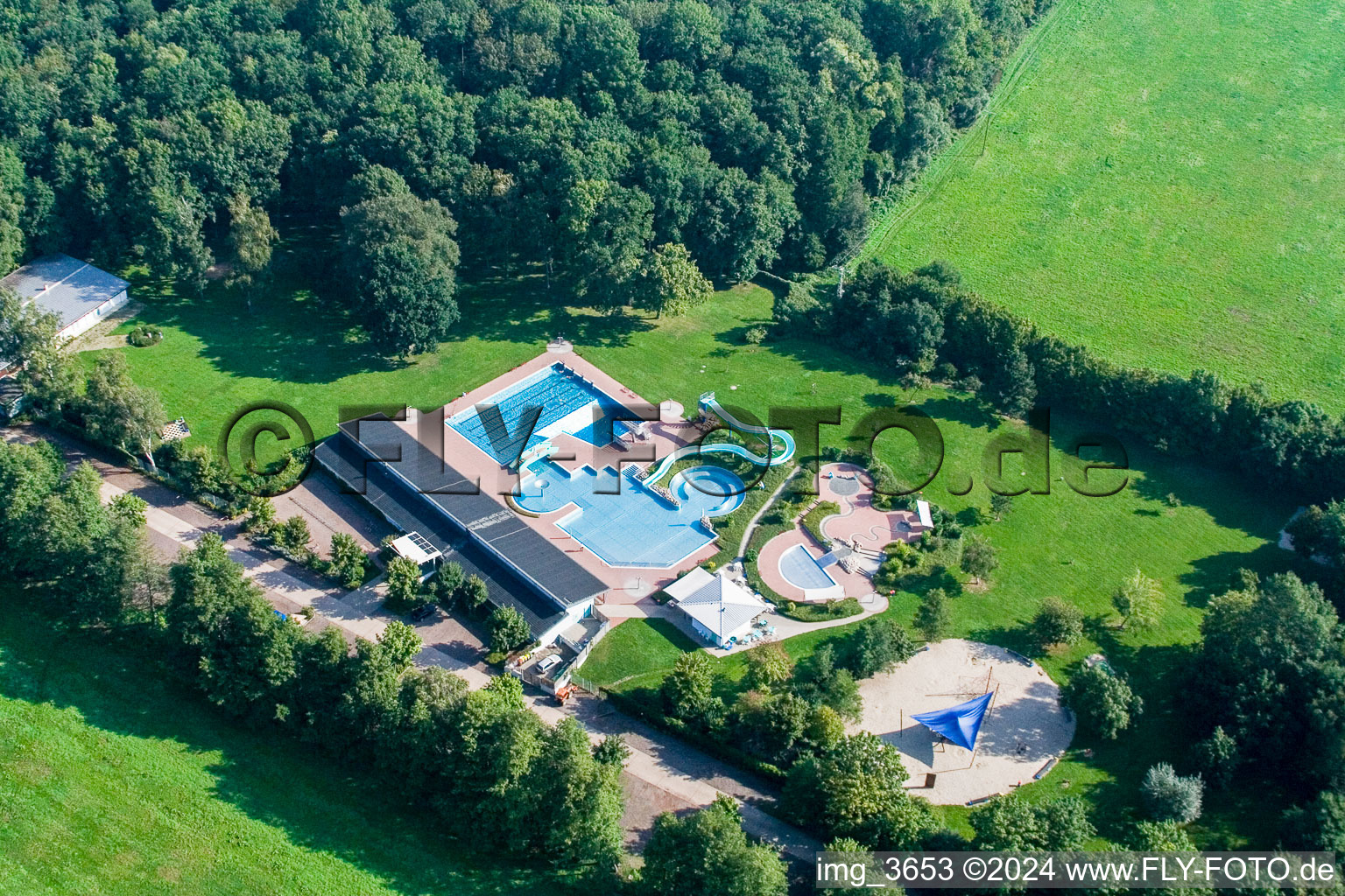 Piscine forestière à Kandel dans le département Rhénanie-Palatinat, Allemagne hors des airs