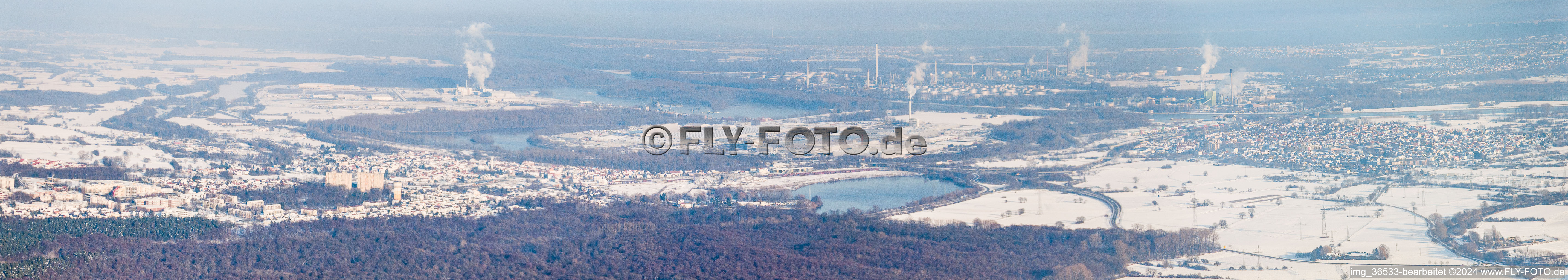 Vue aérienne de Panorama de la ville enneigée d'hiver du sud-ouest à le quartier Maximiliansau in Wörth am Rhein dans le département Rhénanie-Palatinat, Allemagne