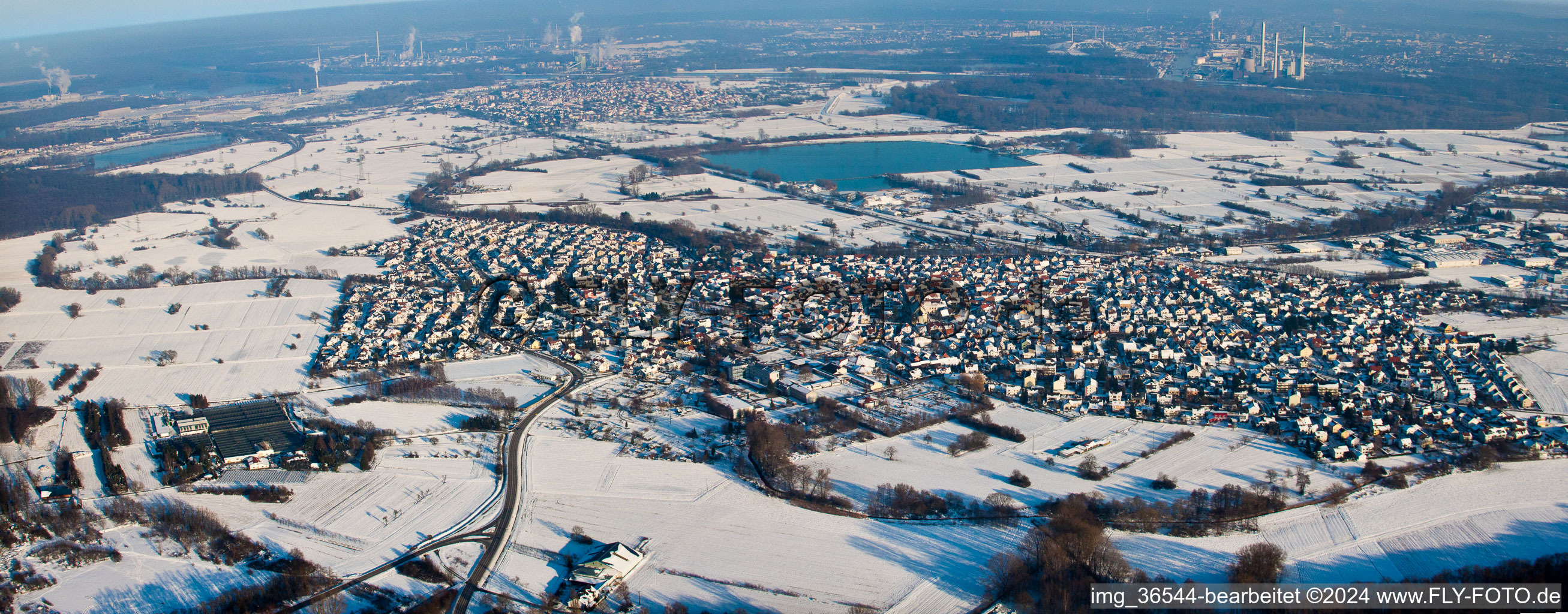 Vue aérienne de Panorama enneigé d'hiver - vue locale en perspective des rues et des maisons des quartiers résidentiels à Hagenbach dans le département Rhénanie-Palatinat, Allemagne