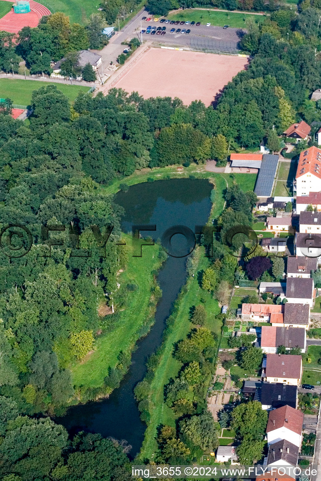 Vue aérienne de Zones riveraines de la zone du lac de la police Weier avec terrains de club de pêche à Kandel dans le département Rhénanie-Palatinat, Allemagne