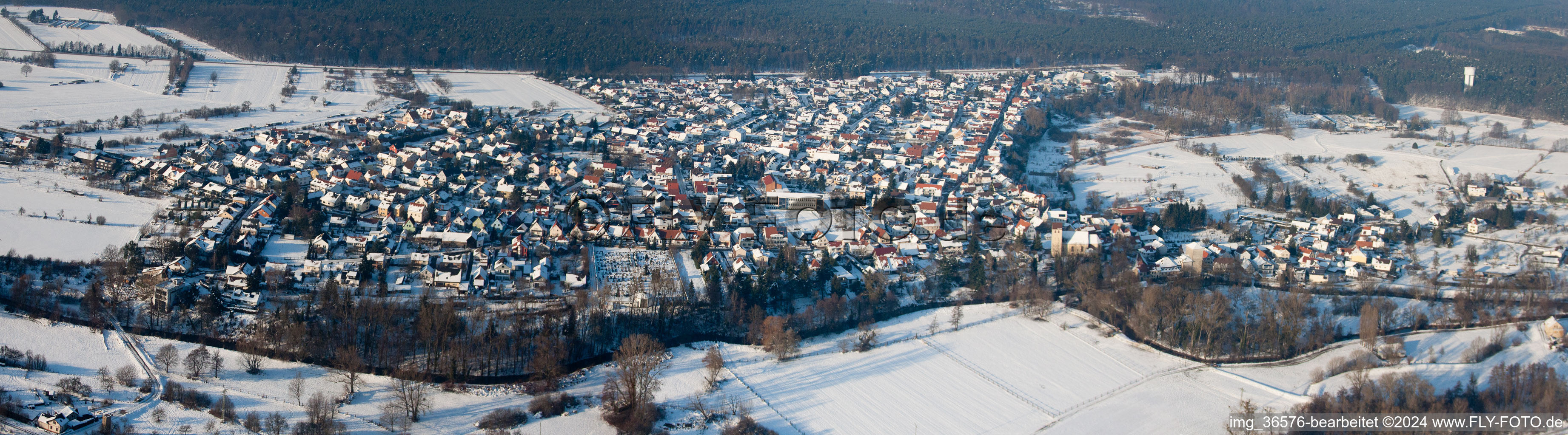 Vue aérienne de Panorama enneigé en hiver de la région et des environs (Palatinat) à Berg dans le département Rhénanie-Palatinat, Allemagne