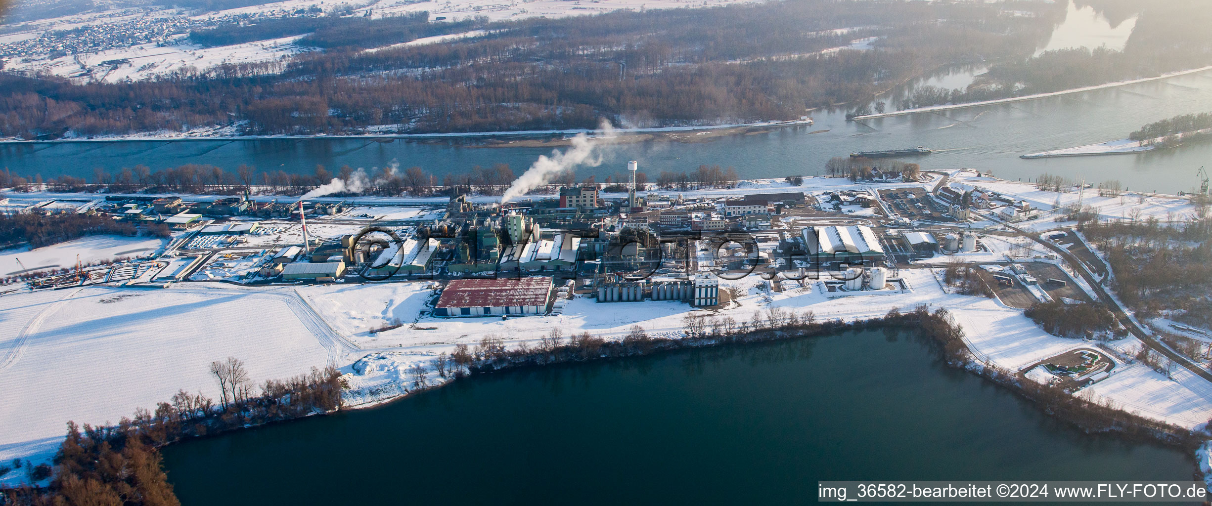 Vue aérienne de Industrie chimique sur le Rhin à Lauterbourg dans le département Bas Rhin, France