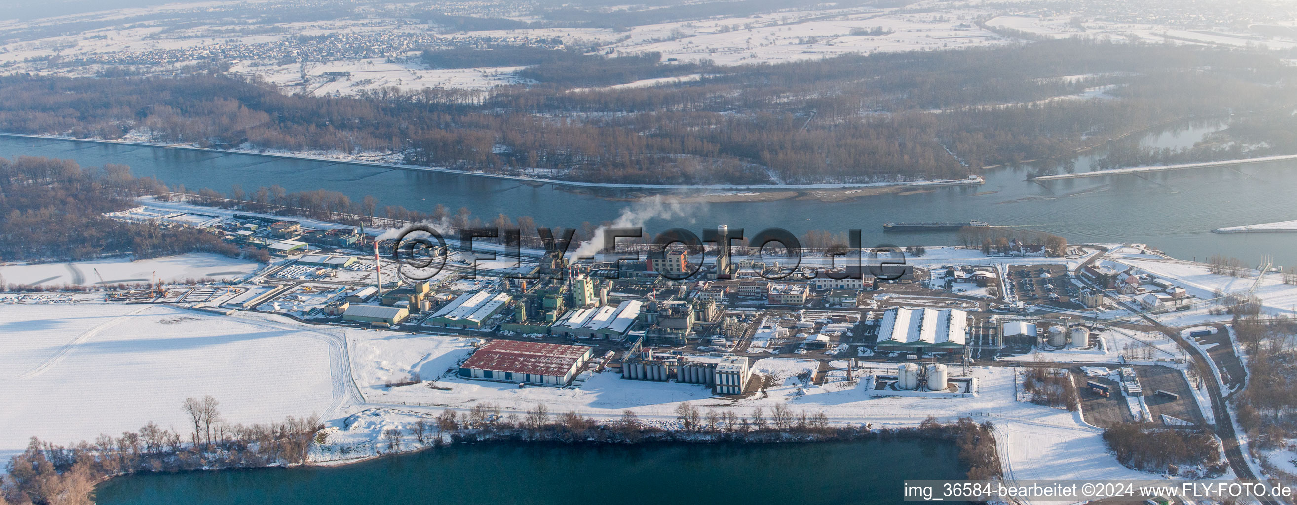 Vue aérienne de Locaux de l'usine enneigés d'hiver du producteur chimique DOW SAS sur les rives du Rhin à Lauterbourg dans le département Bas Rhin, France