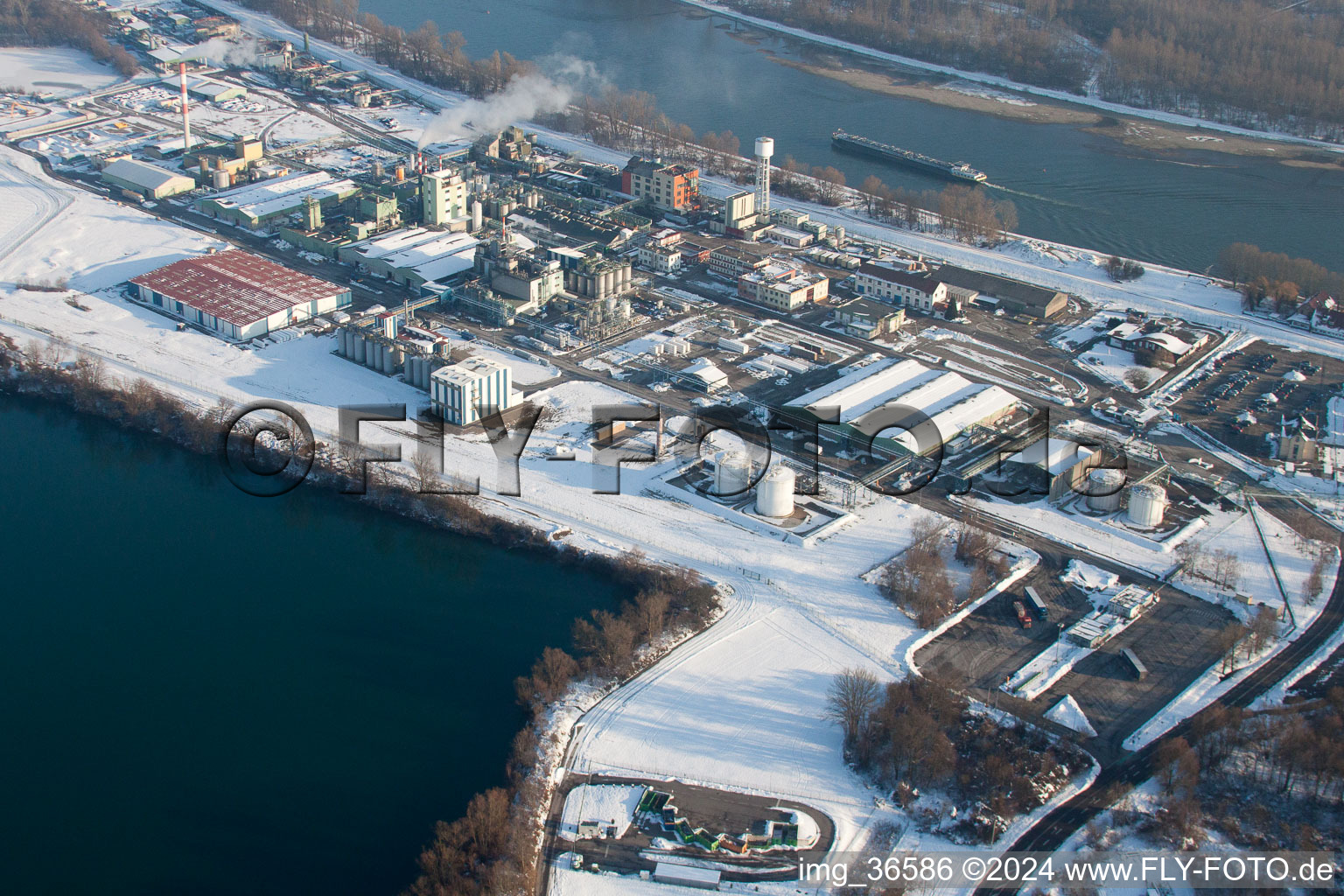 Vue aérienne de Industrie chimique sur le Rhin à Lauterbourg dans le département Bas Rhin, France