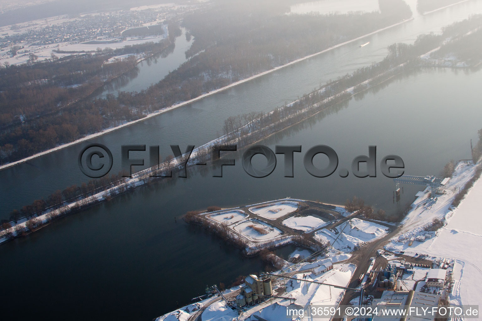 Vue aérienne de Port du Rhin à Lauterbourg dans le département Bas Rhin, France