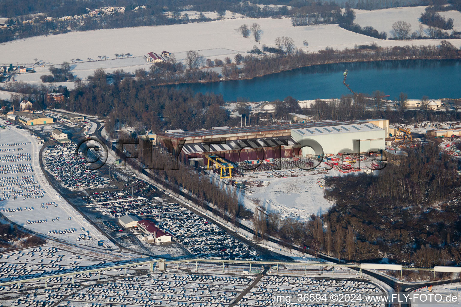 Port du Rhin à Lauterbourg dans le département Bas Rhin, France d'en haut