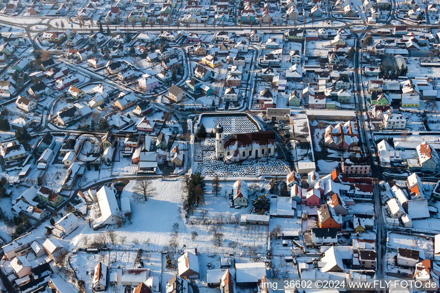 Vue aérienne de Vue hivernale enneigée des rues et des maisons des zones résidentielles à Mothern dans le département Bas Rhin, France