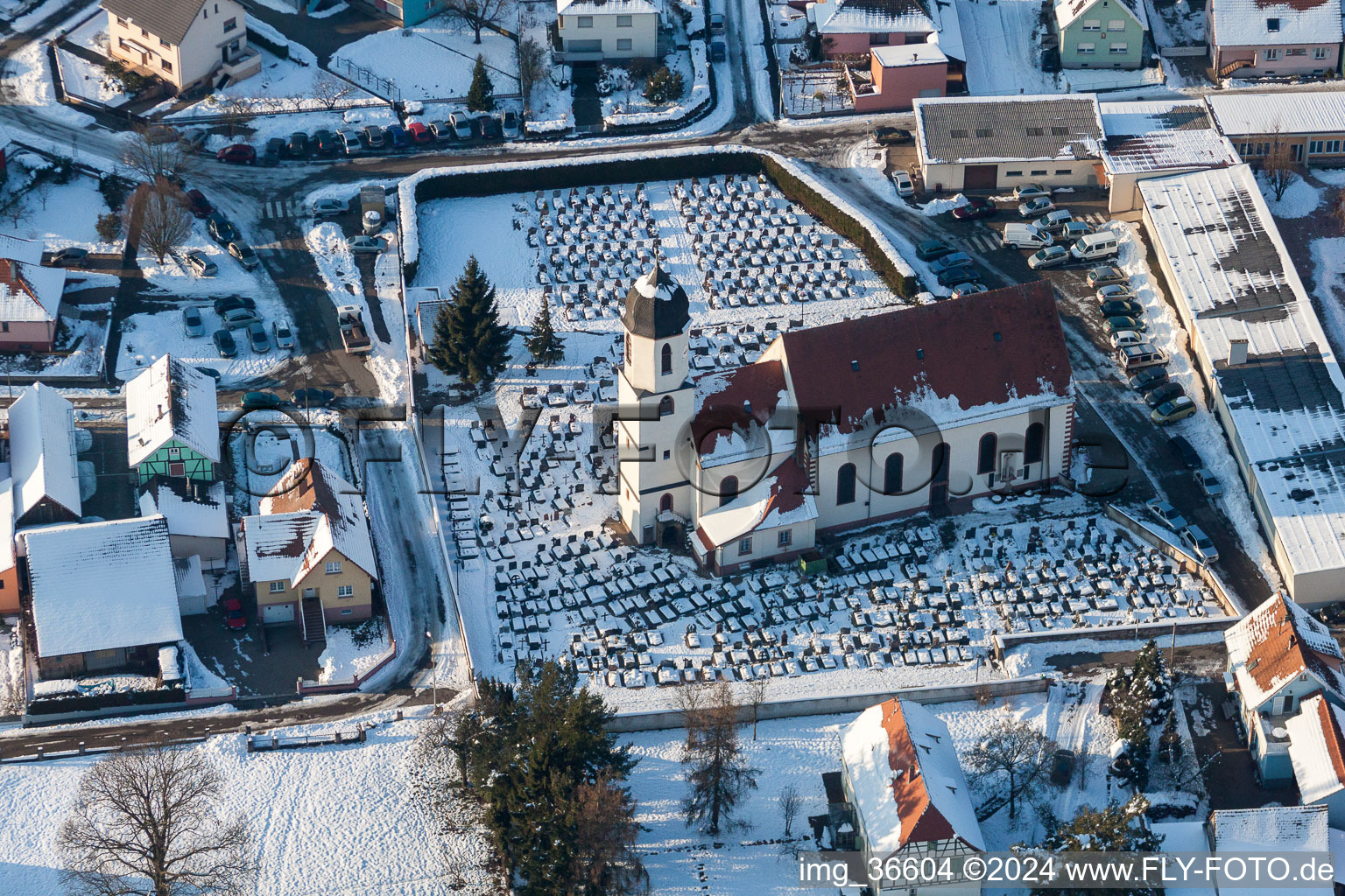 Vue aérienne de L'église et le cimetière recouverts de neige à Mothern dans le département Bas Rhin, France