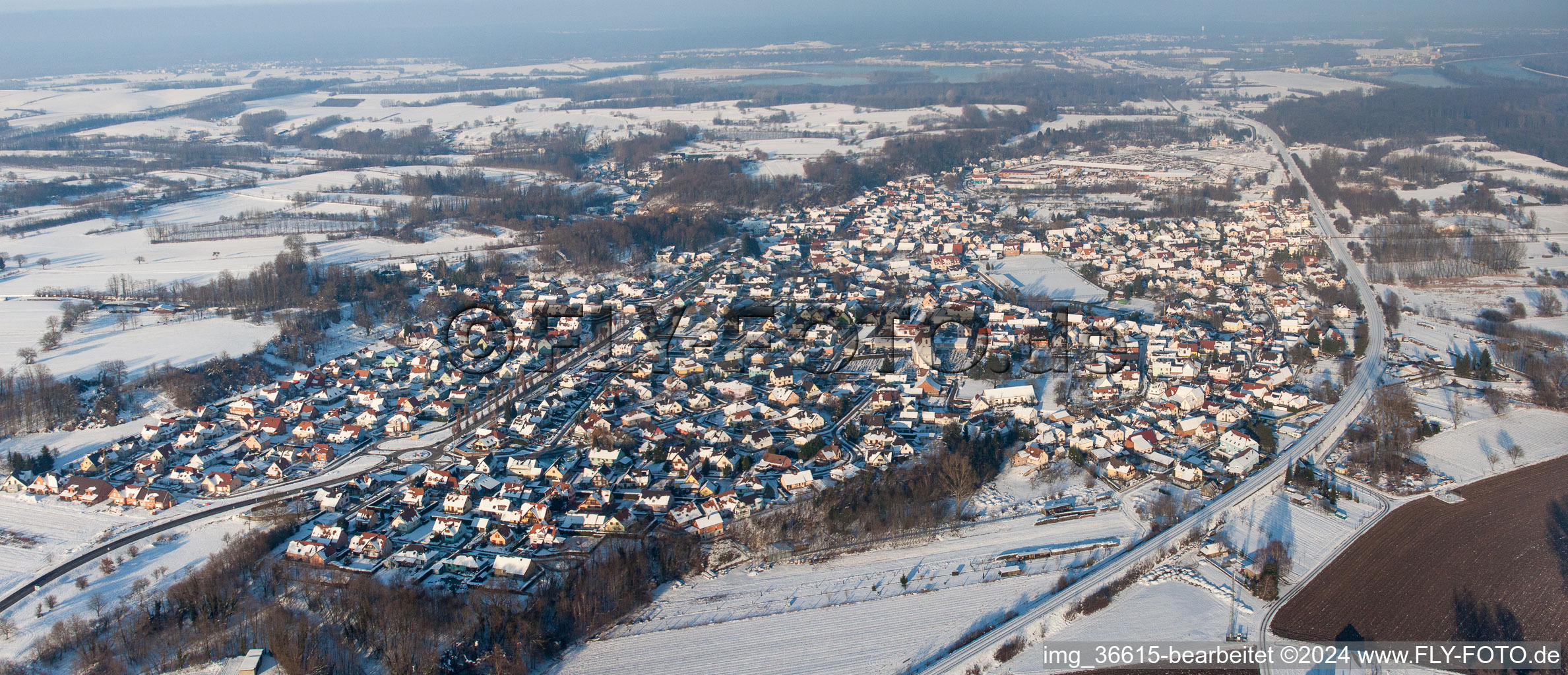 Vue aérienne de Vue hivernale enneigée des rues et des maisons des zones résidentielles à Mothern dans le département Bas Rhin, France