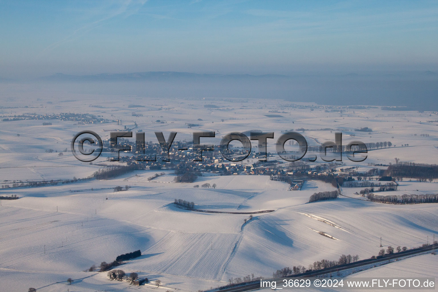 Vue oblique de En hiver quand il y a de la neige à Neewiller-près-Lauterbourg dans le département Bas Rhin, France