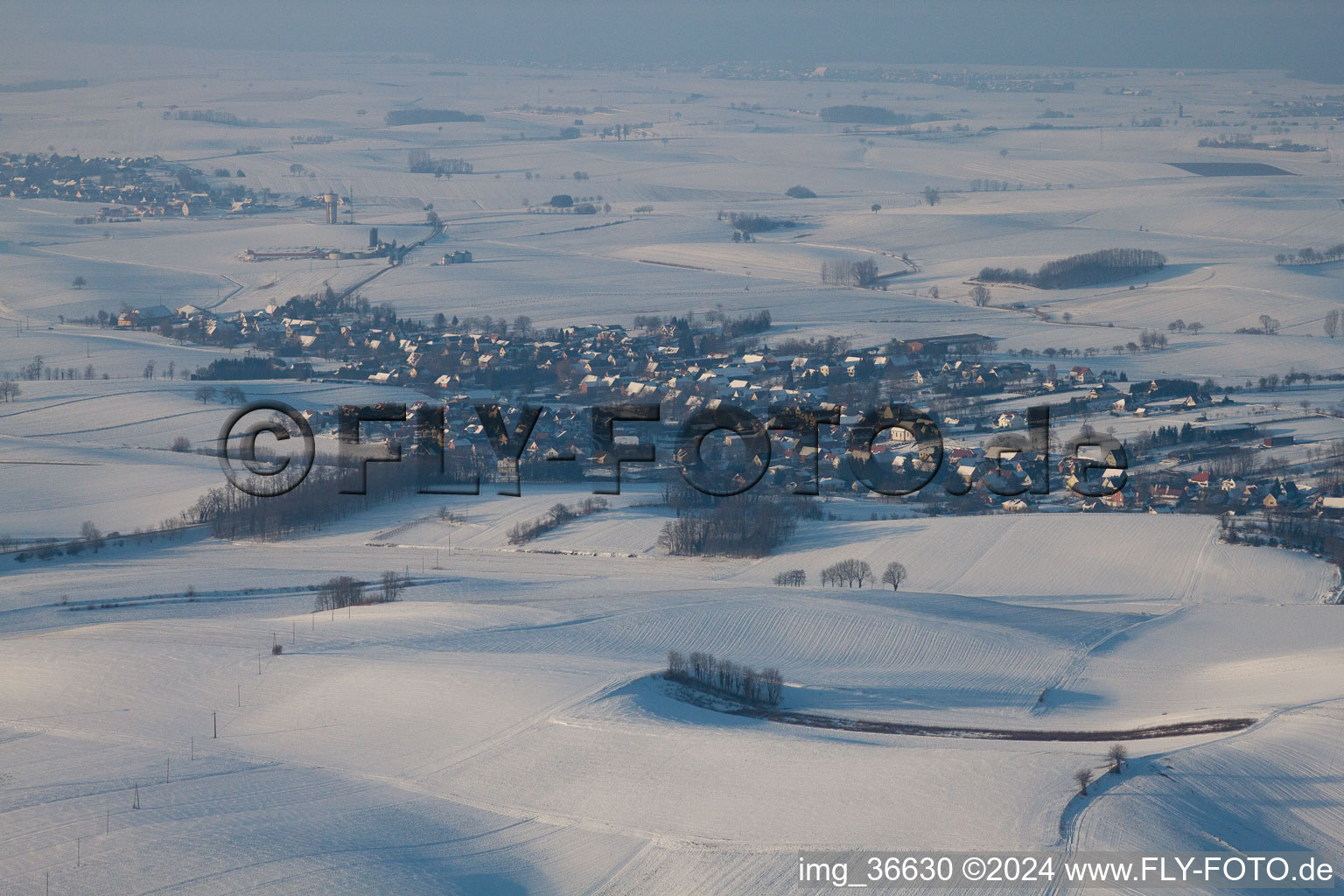 En hiver quand il y a de la neige à Neewiller-près-Lauterbourg dans le département Bas Rhin, France d'en haut