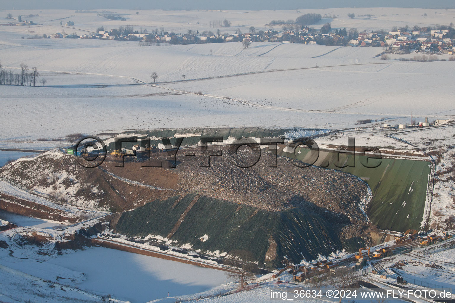 Vue aérienne de Décharge avec des volées d'oiseaux à Schaffhouse-près-Seltz dans le département Bas Rhin, France