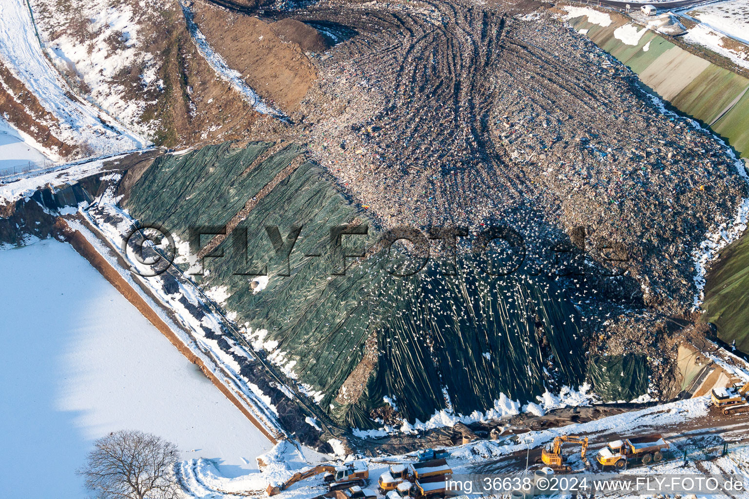 Vue aérienne de Terrain enneigé en hiver de la décharge encombrée de Schaffhouse-près-Seltz à Schaffhouse-près-Seltz dans le département Bas Rhin, France