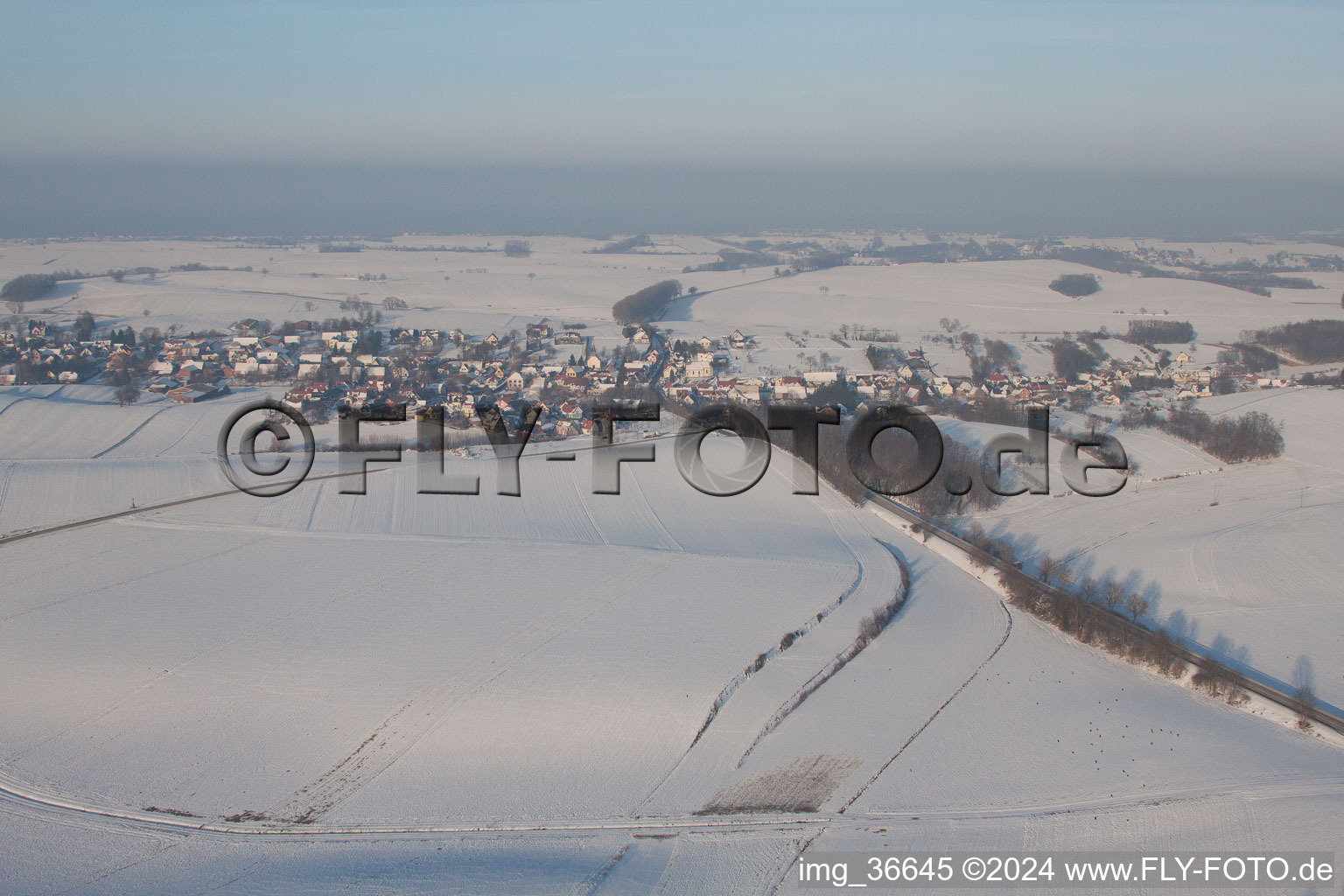 Wintzenbach dans le département Bas Rhin, France du point de vue du drone