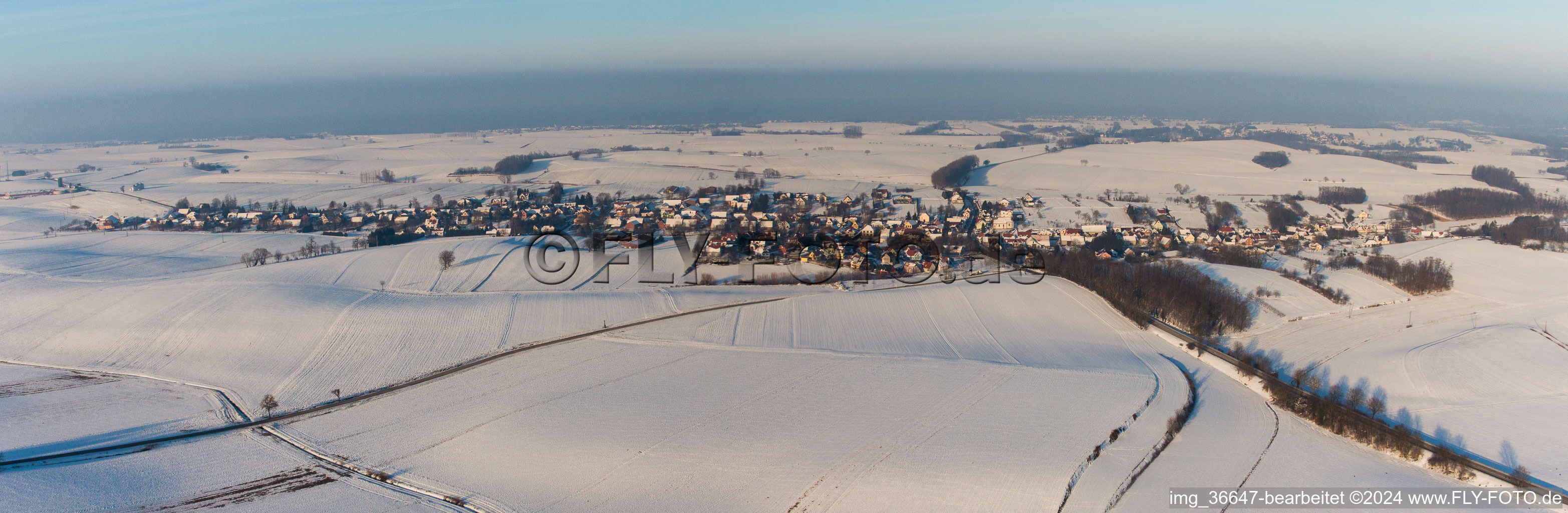 Vue aérienne de Panorama des champs agricoles et des zones agricoles enneigés en hiver à Wintzenbach dans le département Bas Rhin, France