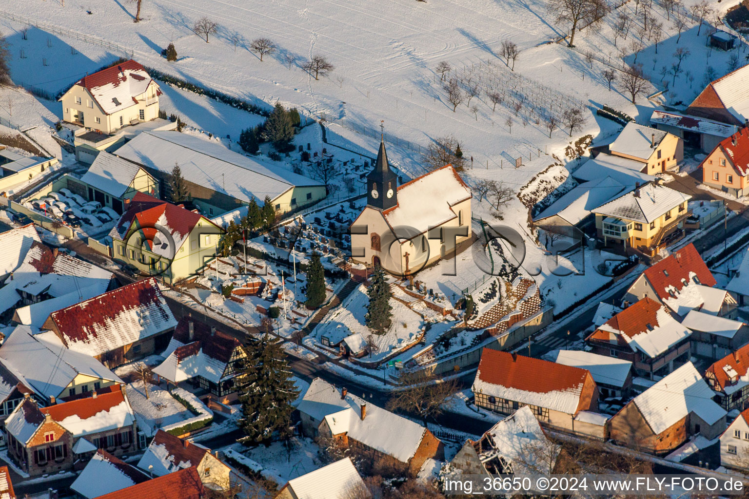 Vue aérienne de Église protestante de Wintzenbach enneigée en hiver à Wintzenbach dans le département Bas Rhin, France