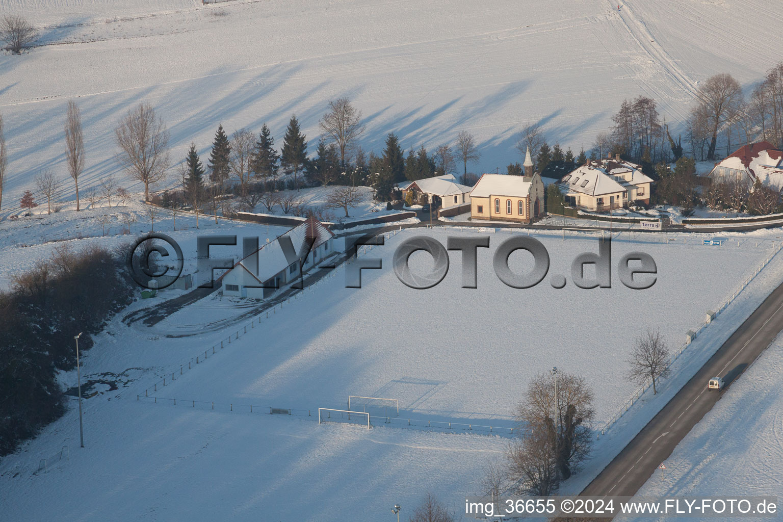 Vue aérienne de Club de football avec sa propre chapelle en hiver quand il neige à Neewiller-près-Lauterbourg dans le département Bas Rhin, France