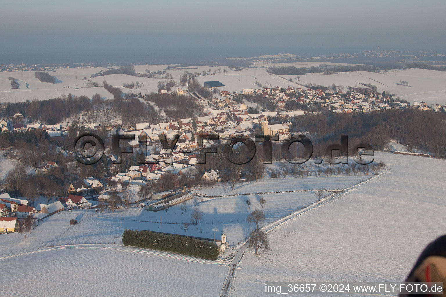 En hiver quand il y a de la neige à Neewiller-près-Lauterbourg dans le département Bas Rhin, France vue d'en haut