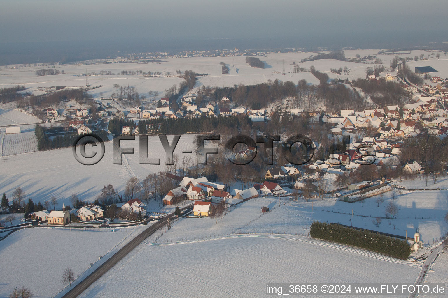 En hiver quand il y a de la neige à Neewiller-près-Lauterbourg dans le département Bas Rhin, France depuis l'avion