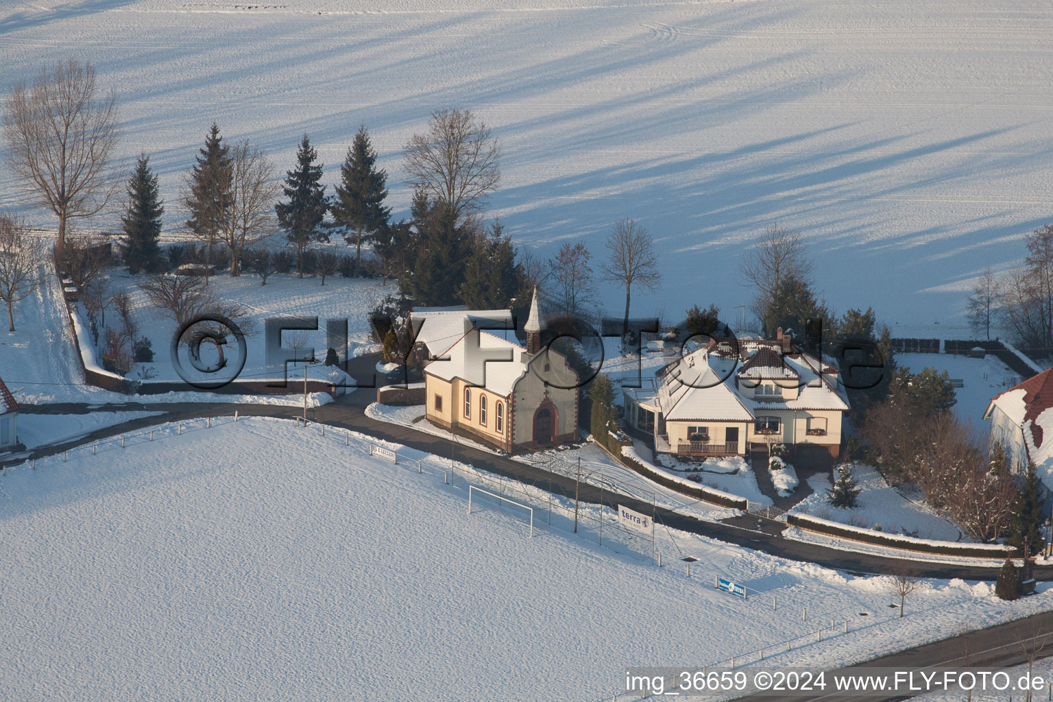 Vue d'oiseau de En hiver quand il y a de la neige à Neewiller-près-Lauterbourg dans le département Bas Rhin, France