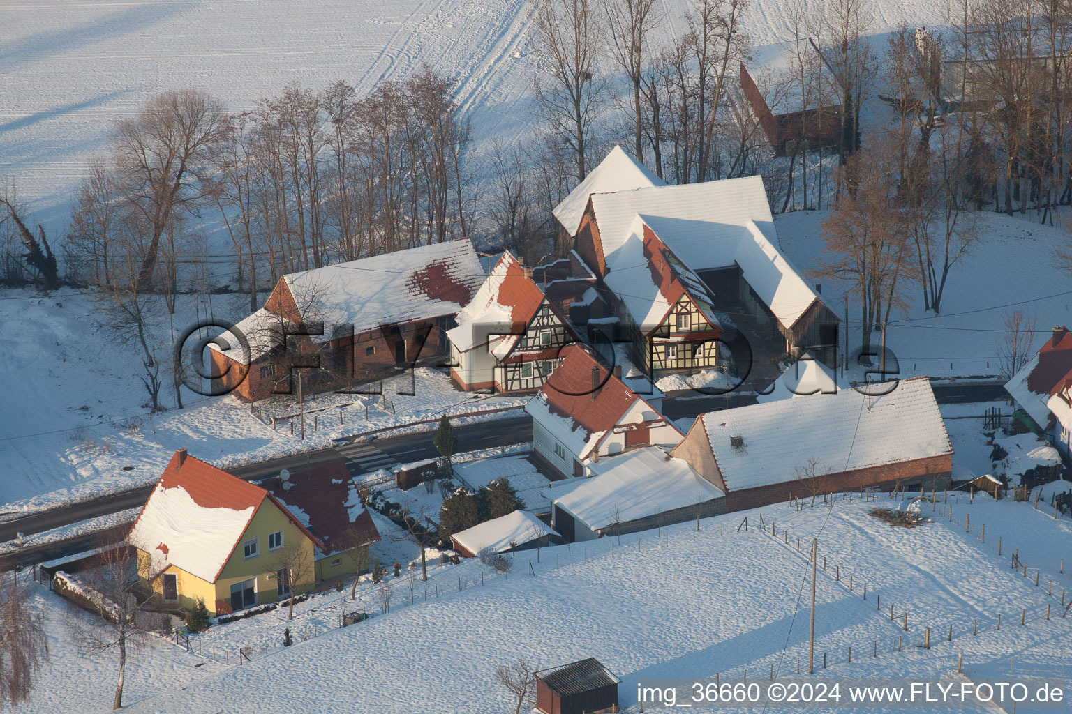 En hiver quand il y a de la neige à Neewiller-près-Lauterbourg dans le département Bas Rhin, France vue du ciel