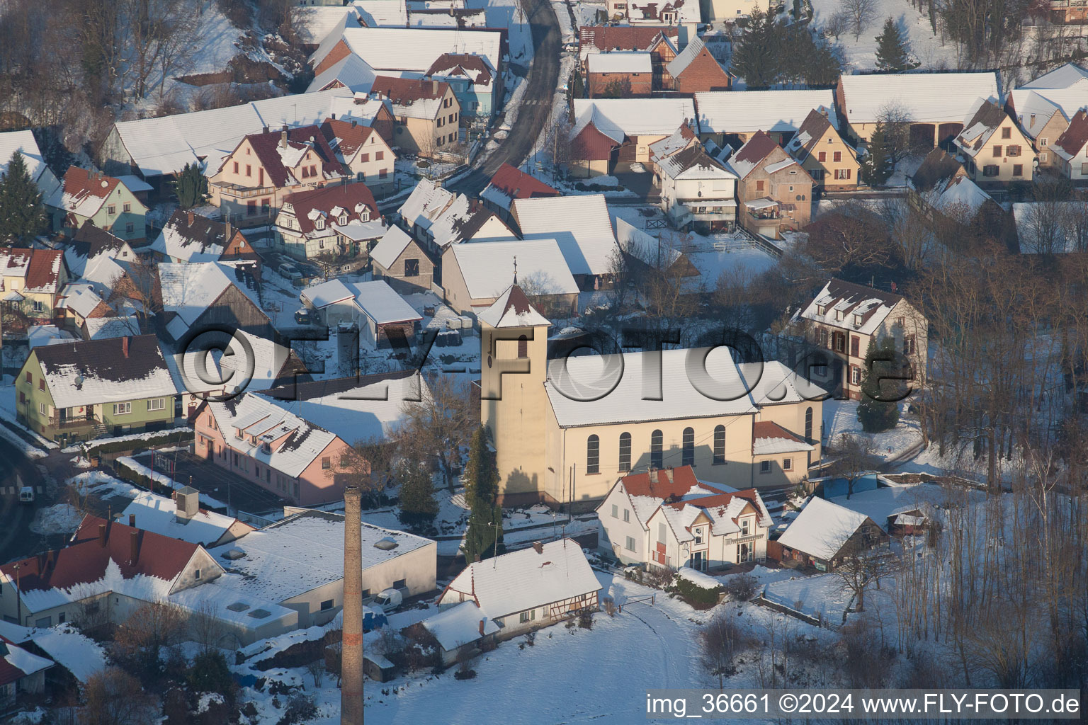 Enregistrement par drone de En hiver quand il y a de la neige à Neewiller-près-Lauterbourg dans le département Bas Rhin, France