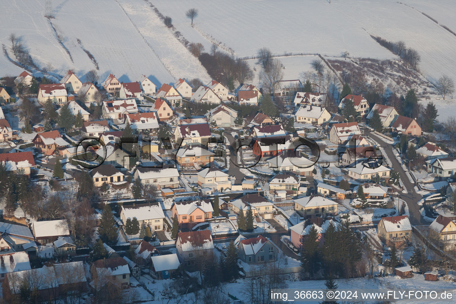 En hiver quand il y a de la neige à Neewiller-près-Lauterbourg dans le département Bas Rhin, France du point de vue du drone