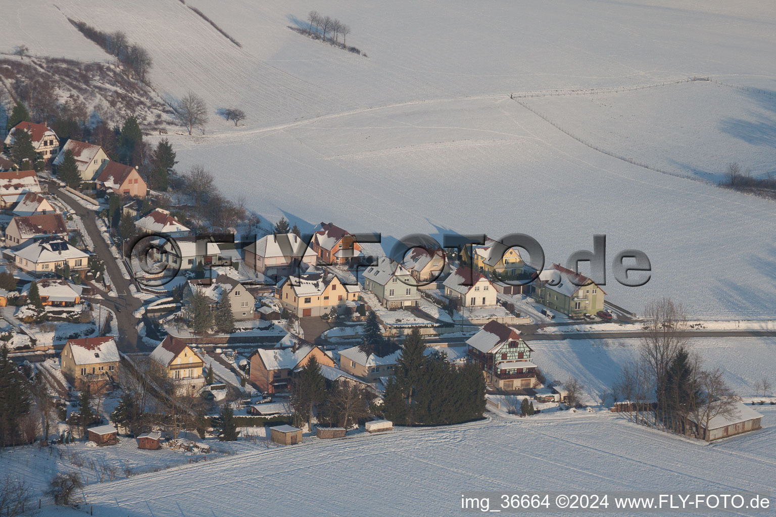 En hiver quand il y a de la neige à Neewiller-près-Lauterbourg dans le département Bas Rhin, France d'un drone