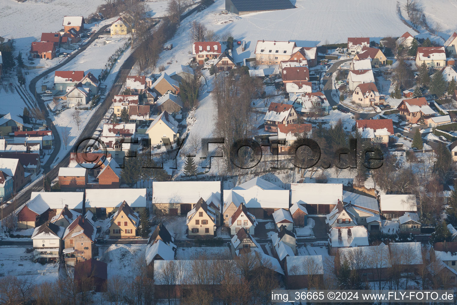 En hiver quand il y a de la neige à Neewiller-près-Lauterbourg dans le département Bas Rhin, France vu d'un drone