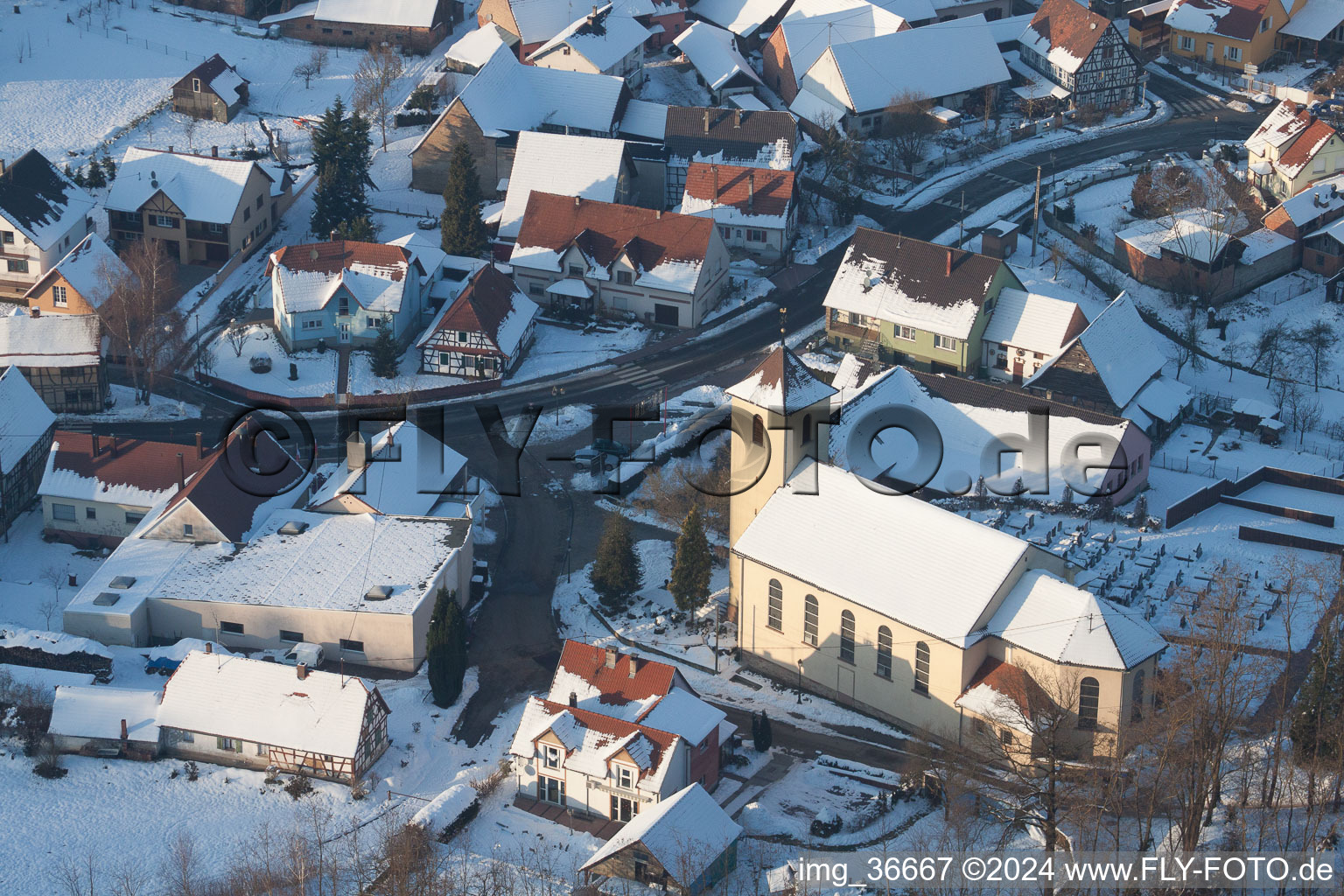 Vue aérienne de En hiver quand il y a de la neige à Neewiller-près-Lauterbourg dans le département Bas Rhin, France