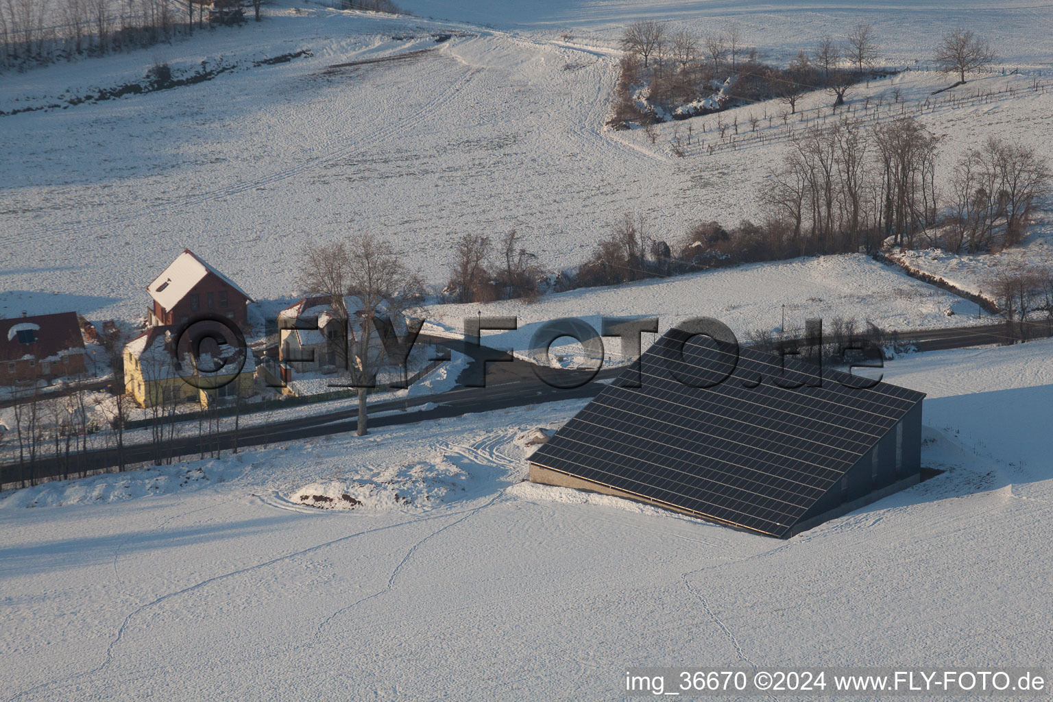 En hiver quand il y a de la neige à Neewiller-près-Lauterbourg dans le département Bas Rhin, France d'en haut