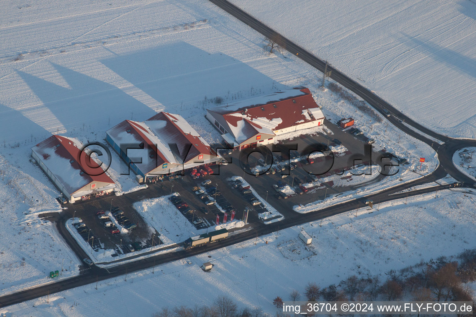 Vue aérienne de Centre commercial à la frontière en hiver à le quartier Neulauterburg in Berg dans le département Rhénanie-Palatinat, Allemagne