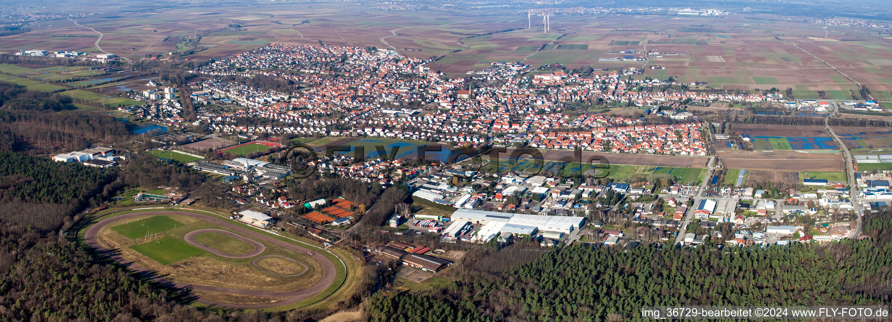 Vue aérienne de Zone d'installations sportives en perspective panoramique de l'arène du stade de piste de sable et de piste de trot Waldstadion (Palatinat) à le quartier Herxheim in Herxheim bei Landau dans le département Rhénanie-Palatinat, Allemagne