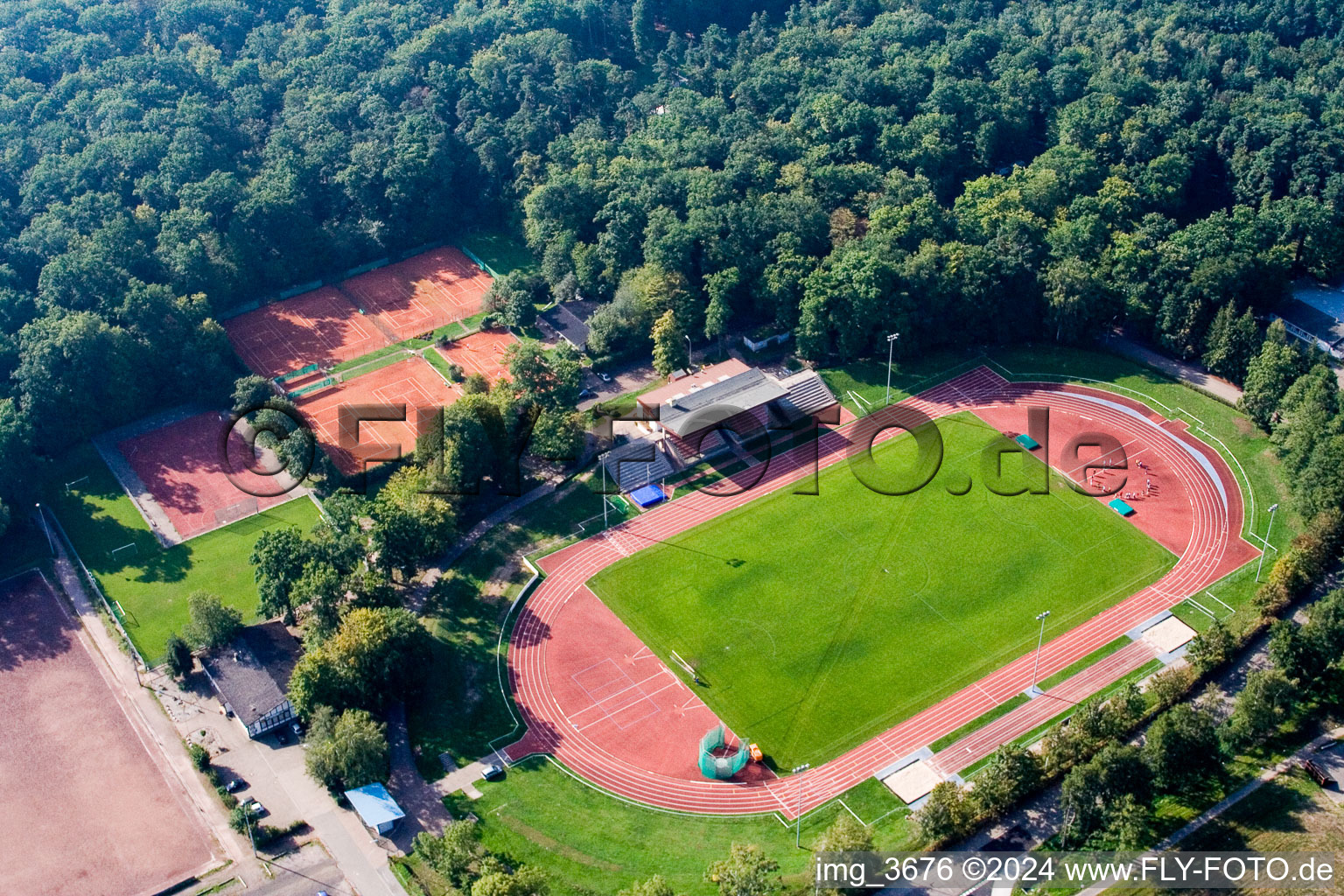 Vue aérienne de Ensemble des installations du terrain de sport du Bienwaldstadion et du club de tennis à Kandel dans le département Rhénanie-Palatinat, Allemagne