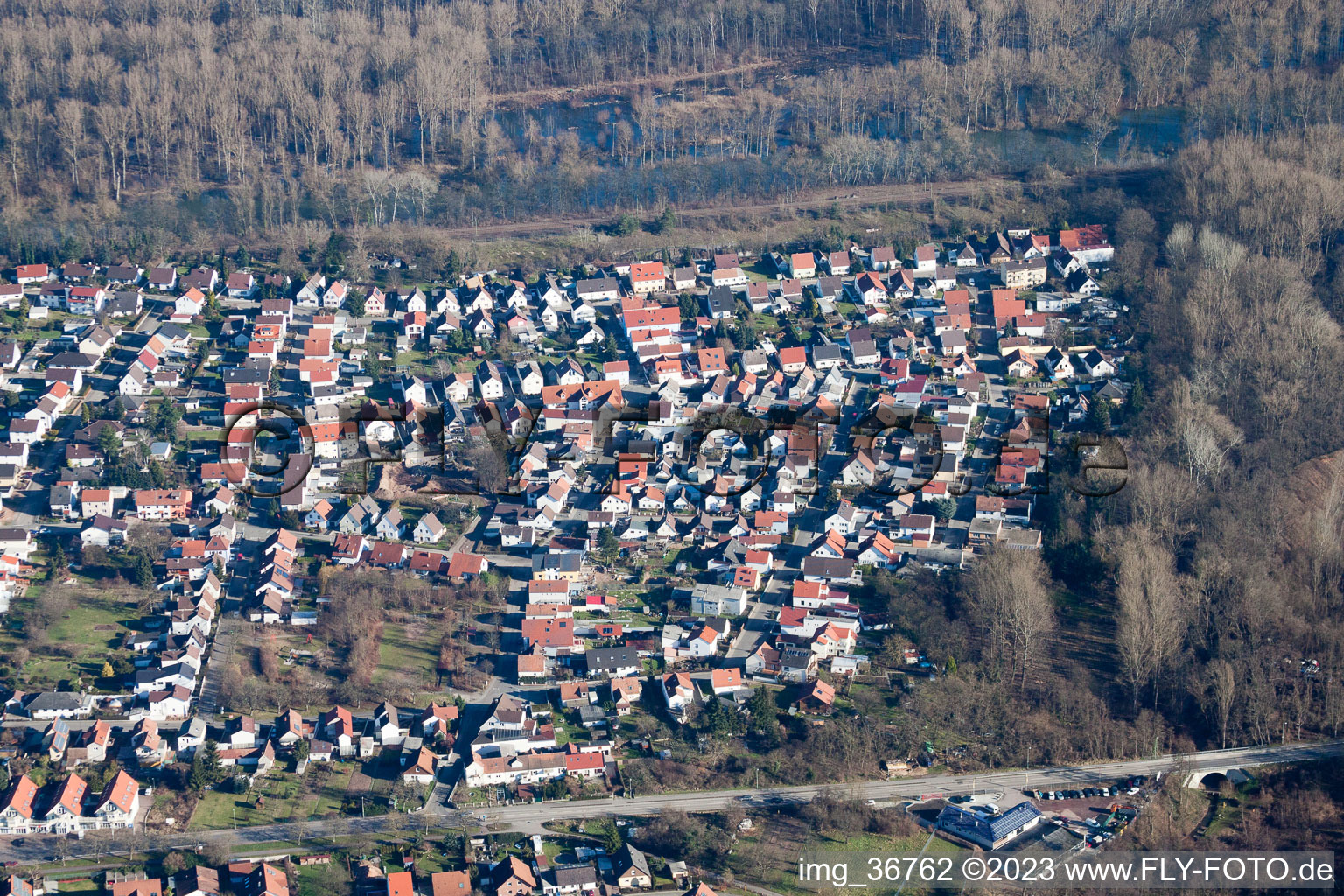 Lingenfeld dans le département Rhénanie-Palatinat, Allemagne vu d'un drone