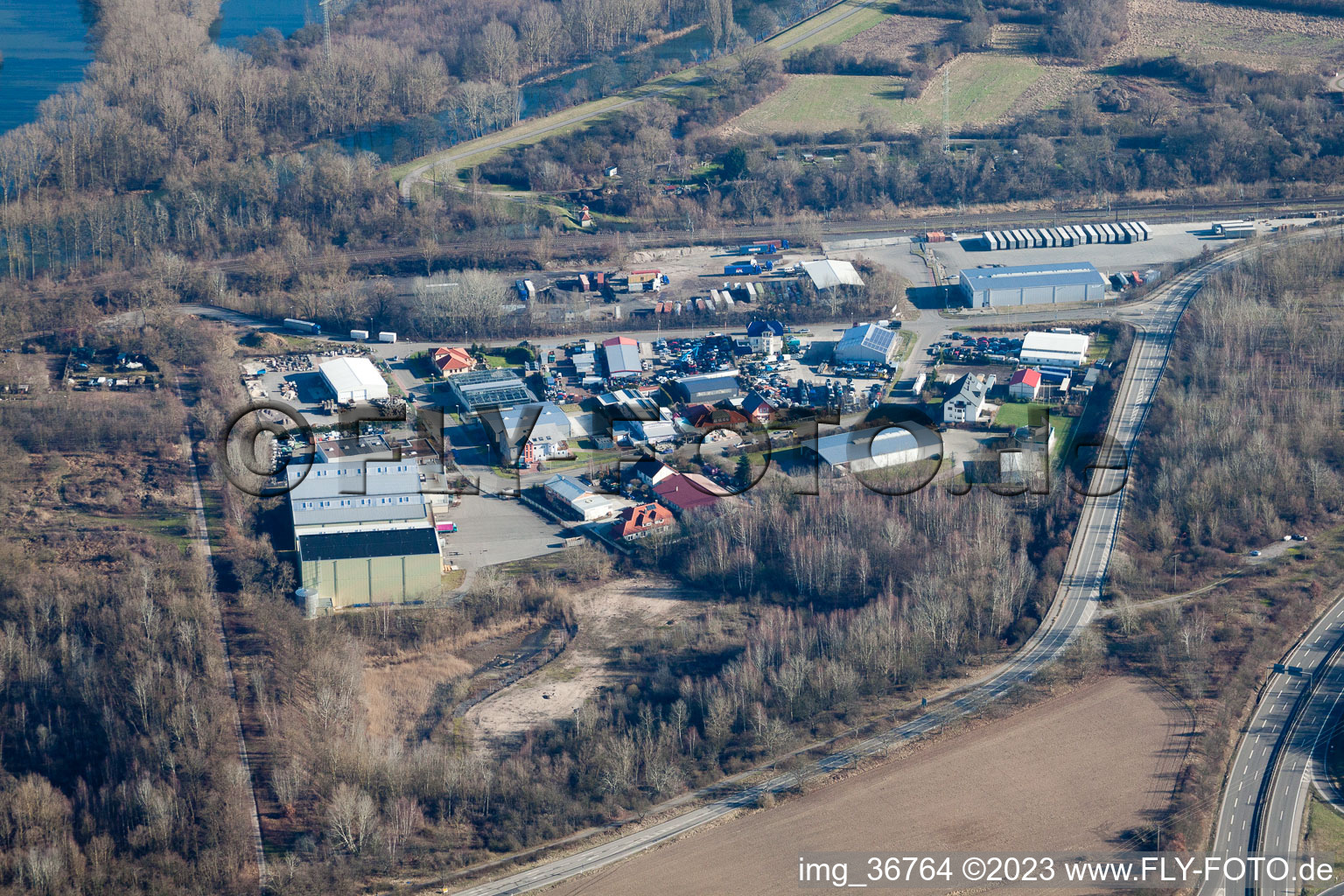 Vue aérienne de Zone commerciale dans l'ancienne douane à Lingenfeld dans le département Rhénanie-Palatinat, Allemagne