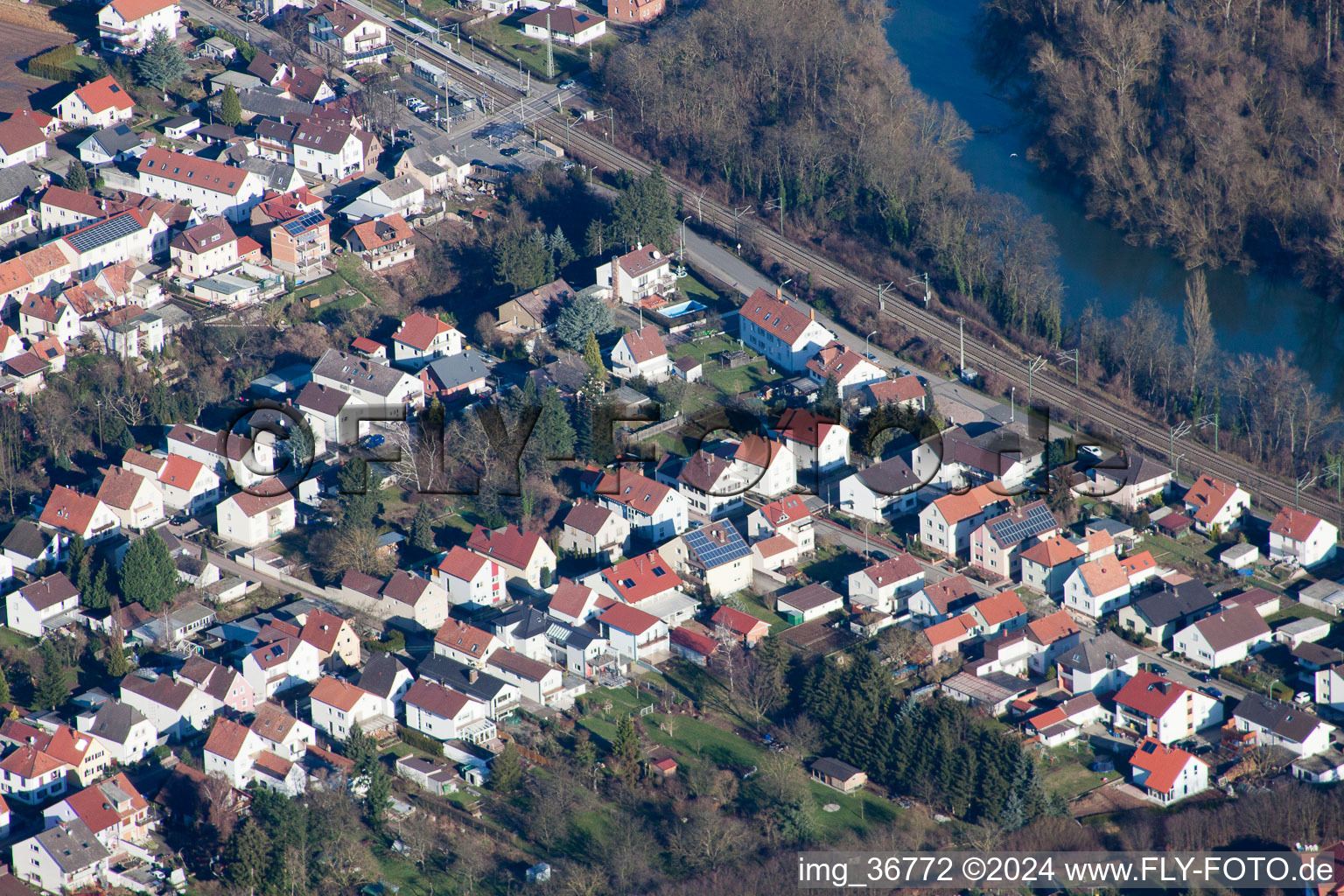 Vue d'oiseau de Lingenfeld dans le département Rhénanie-Palatinat, Allemagne