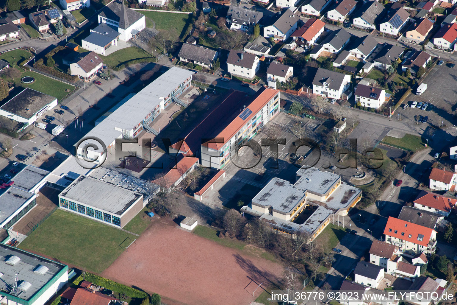 Lingenfeld dans le département Rhénanie-Palatinat, Allemagne du point de vue du drone