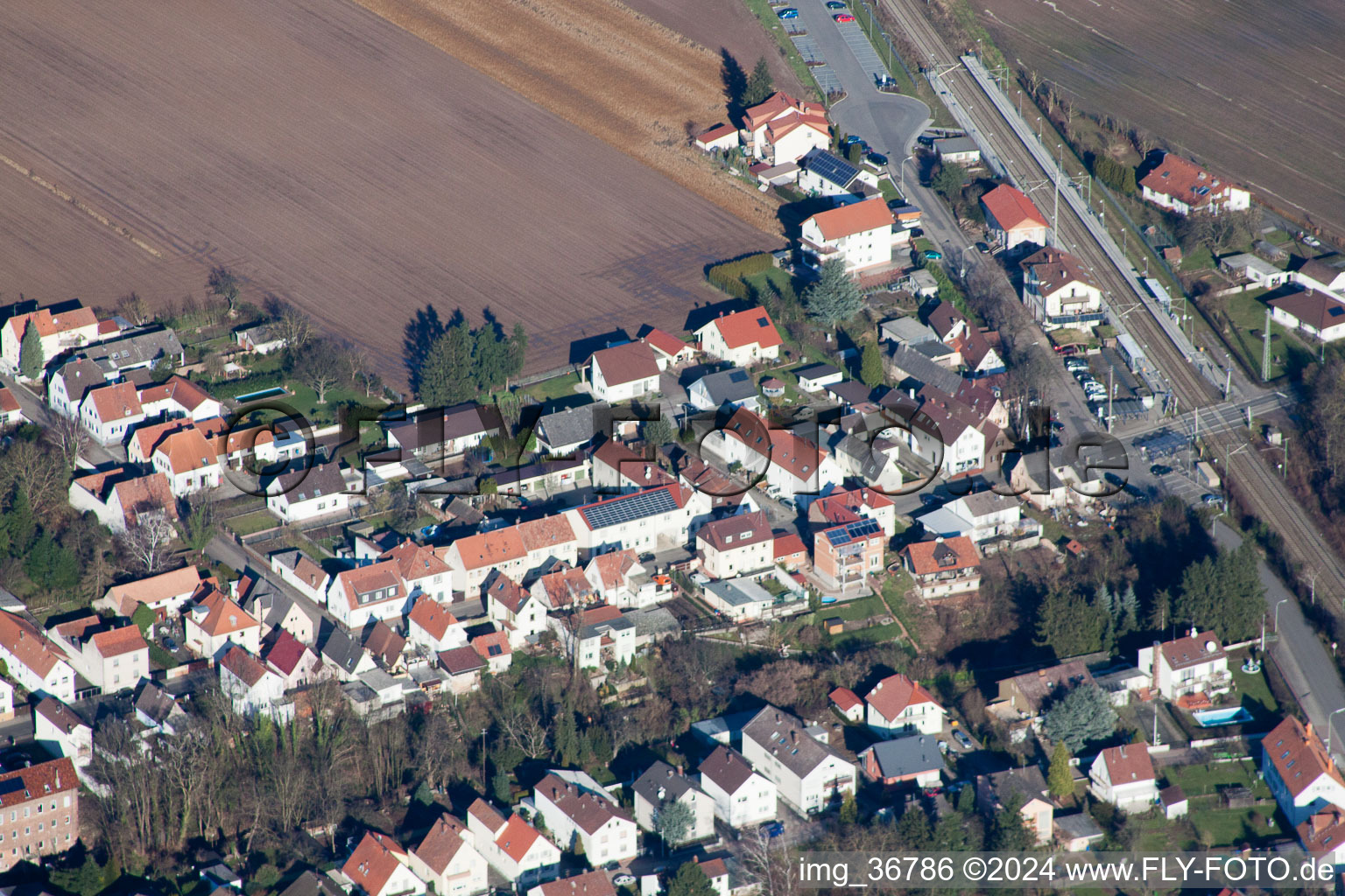 Vue d'oiseau de Lingenfeld dans le département Rhénanie-Palatinat, Allemagne