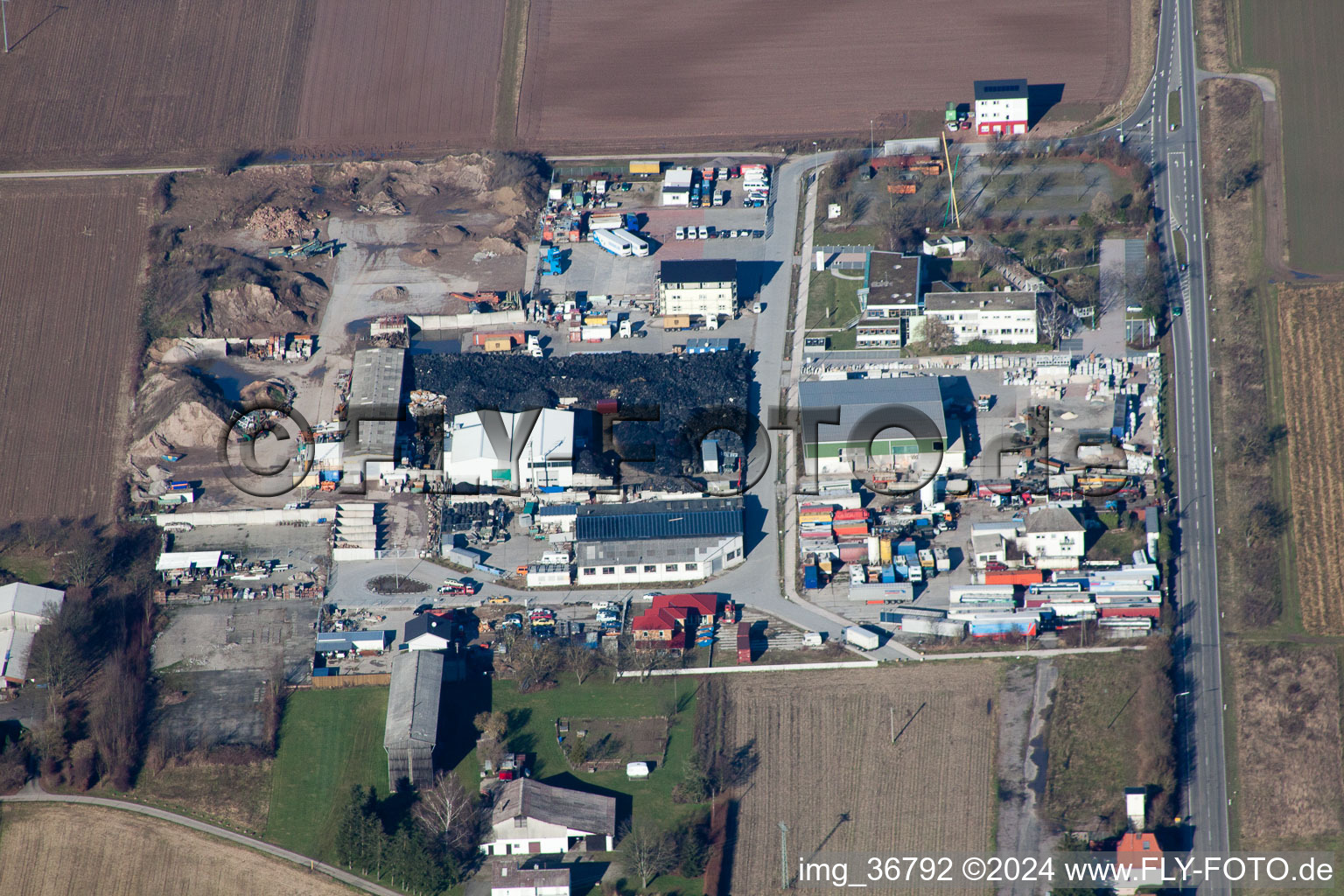 Vue aérienne de Zone commerciale Schwegenheimer Straße à Lingenfeld dans le département Rhénanie-Palatinat, Allemagne