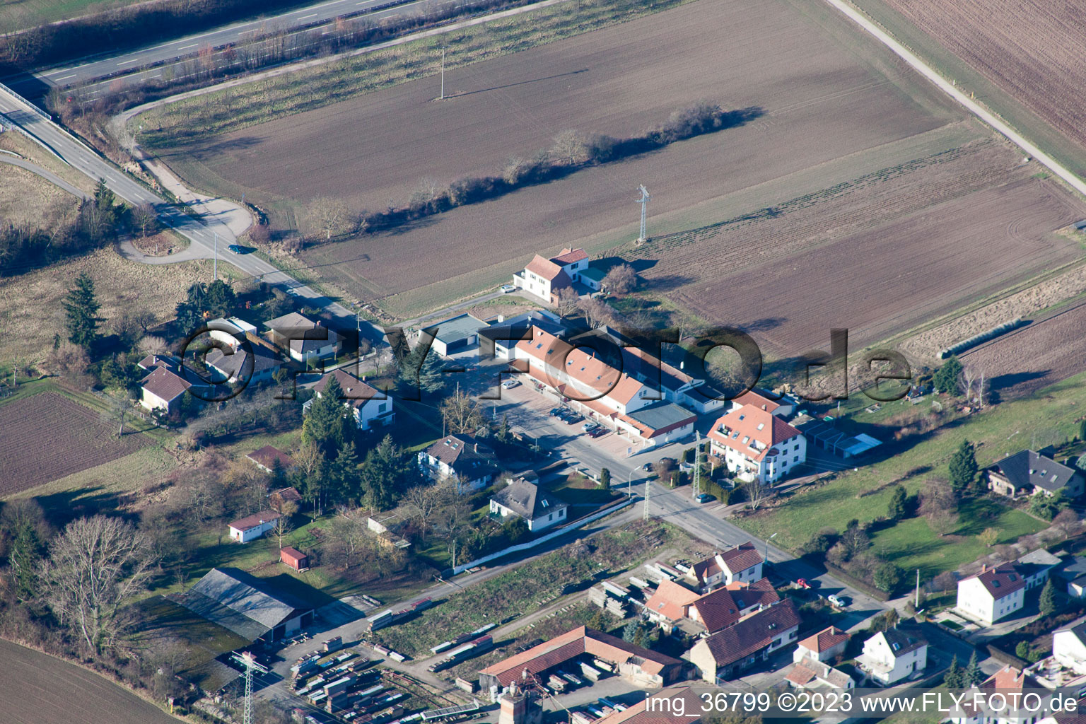 Vue aérienne de Neustadter Straße à Lingenfeld dans le département Rhénanie-Palatinat, Allemagne