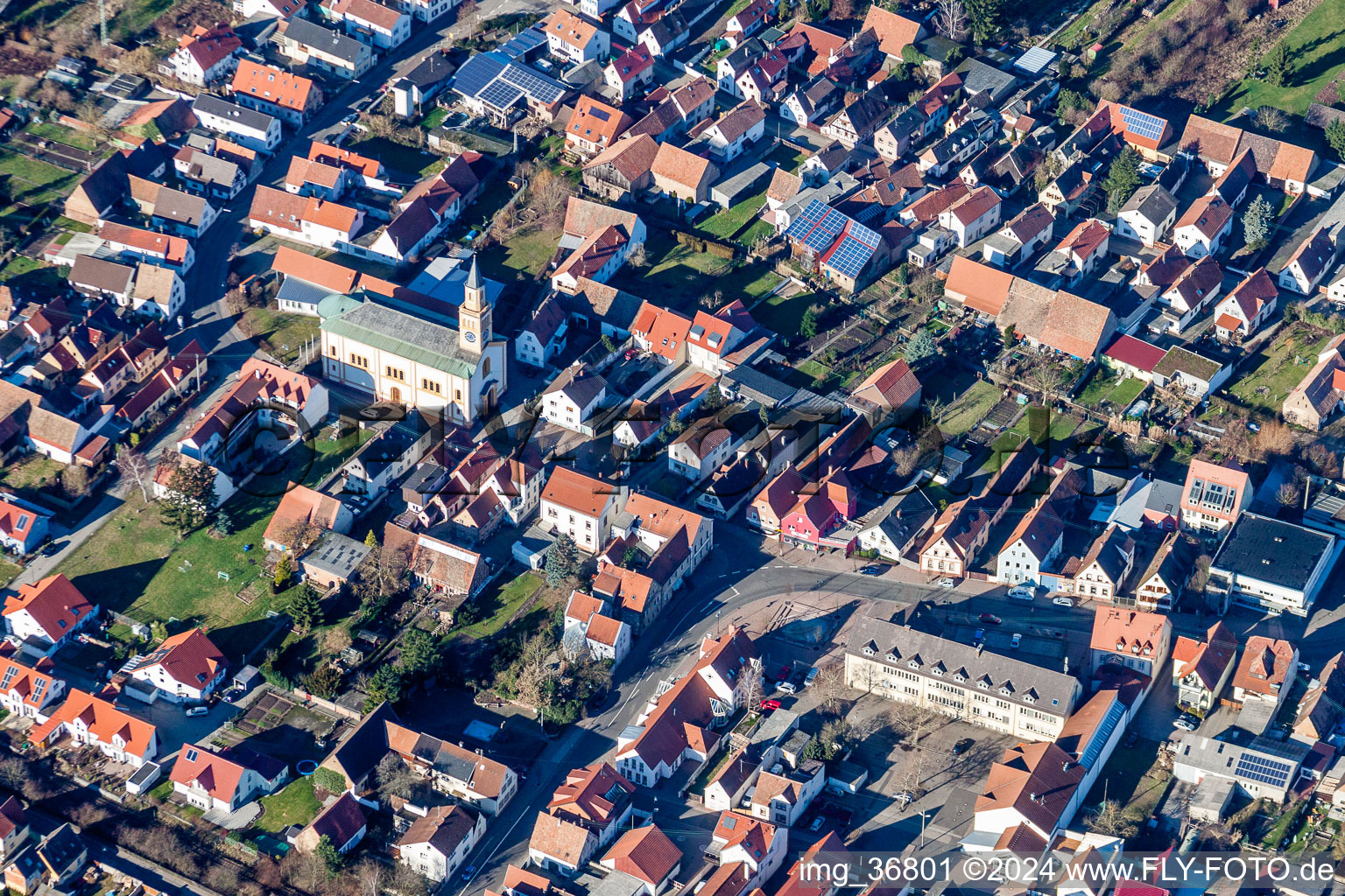 Photographie aérienne de Bâtiment d'église au centre du village à Lingenfeld dans le département Rhénanie-Palatinat, Allemagne