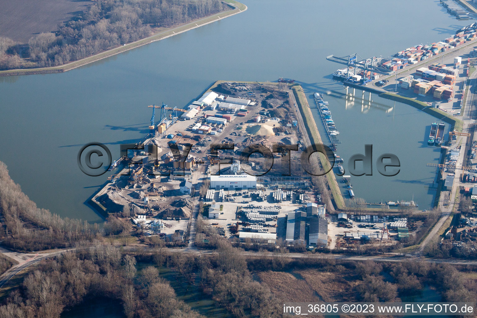 Port à Germersheim dans le département Rhénanie-Palatinat, Allemagne depuis l'avion