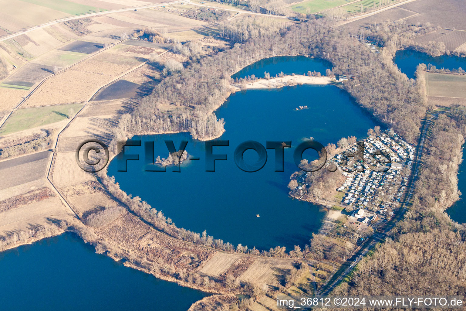 Vue aérienne de Caravanes et tentes - camping - et emplacement pour tentes au bord du lac de carrière à Lingenfeld dans le département Rhénanie-Palatinat, Allemagne