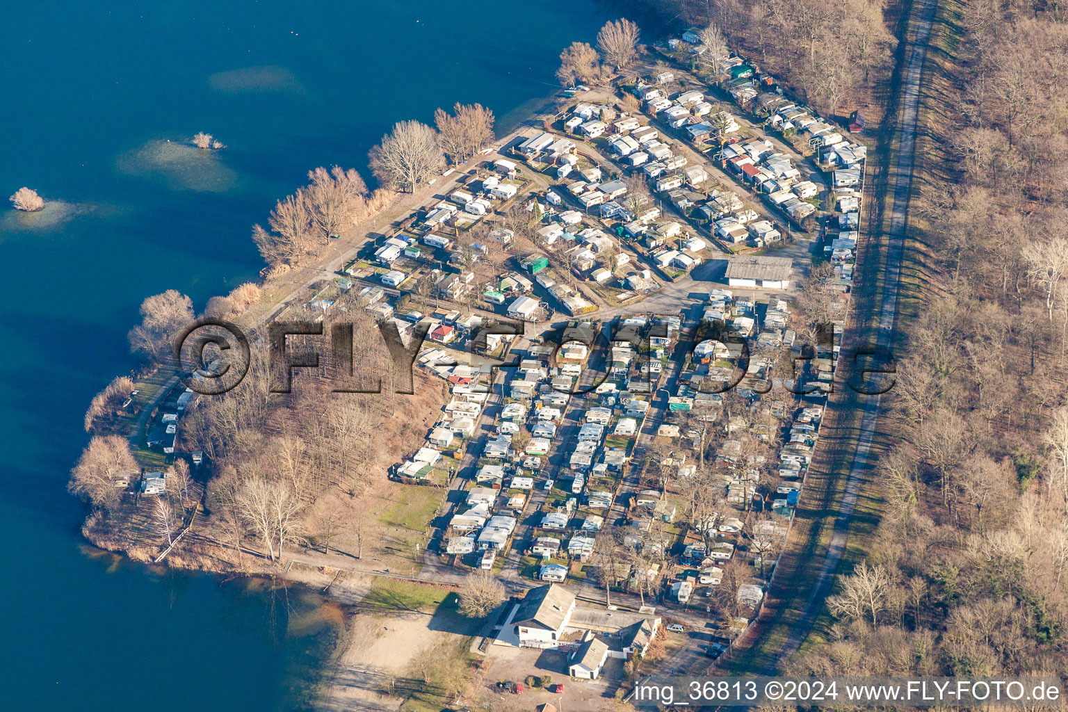 Vue aérienne de Caravanes et tentes - camping - et emplacement pour tentes au bord du lac de carrière à Lingenfeld dans le département Rhénanie-Palatinat, Allemagne