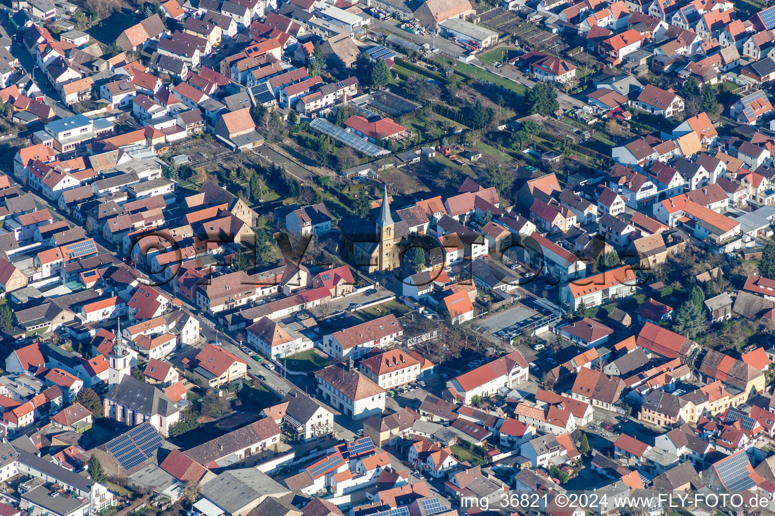 Vue aérienne de Bâtiment d'église au centre du village à le quartier Mechtersheim in Römerberg dans le département Rhénanie-Palatinat, Allemagne