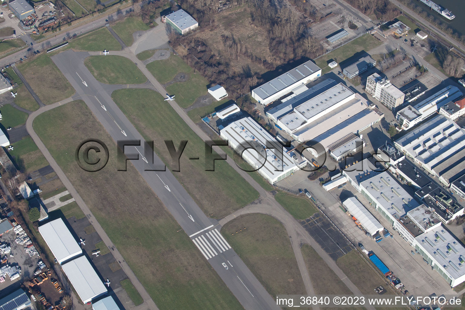 Aérodrome à Speyer dans le département Rhénanie-Palatinat, Allemagne vue du ciel